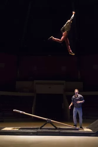 Alastair Davies, Jules Trupin, Bascule coréenne, 26e promotion du Centre national des arts du cirque/CNAC de Châlons-en-Champagne