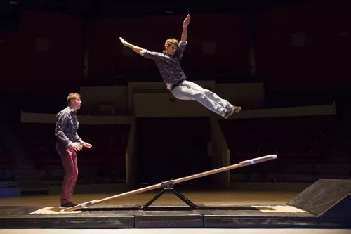 Alastair Davies, Jules Trupin, Bascule coréenne, 26e promotion du Centre national des arts du cirque/CNAC de Châlons-en-Champagne
