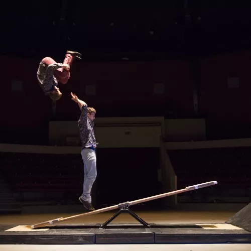 Alastair Davies, Jules Trupin, Bascule coréenne, 26e promotion du Centre national des arts du cirque/CNAC de Châlons-en-Champagne