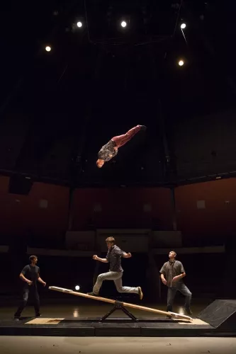 Alastair Davies, Jules Trupin, Bascule coréenne, 26e promotion du Centre national des arts du cirque/CNAC de Châlons-en-Champagne