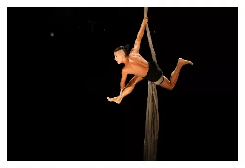 Danilo de Campos Pacheco, Tissus, 26e promotion du Centre national des arts du cirque/CNAC de Châlons-en-Champagne