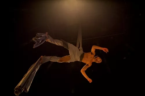 Danilo de Campos Pacheco, Tissus, 26e promotion du Centre national des arts du cirque/CNAC de Châlons-en-Champagne