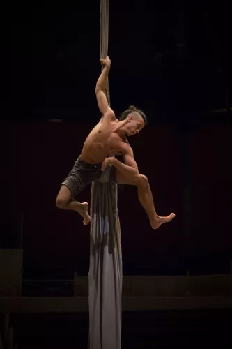 Danilo de Campos Pacheco, Tissus, 26e promotion du Centre national des arts du cirque/CNAC de Châlons-en-Champagne
