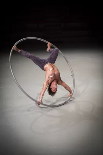Juan Ignacio Tula, Roue cyr, 26e promotion du Centre national des arts du cirque/CNAC de Châlons-en-Champagne