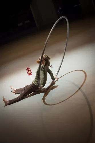 Stefan Kinsman, Roue cyr, 26e promotion du Centre national des arts du cirque/CNAC de Châlons-en-Champagne
