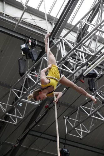 Chloe Mazet, Corde lisse, 26e promotion du Centre national des arts du cirque/CNAC de Châlons-en-Champagne