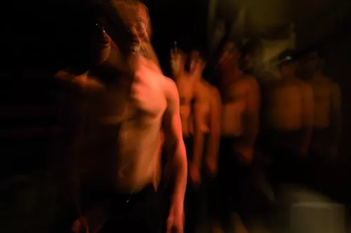 OVER THE CLOUD, spectacle de fin d'études de la 26e promotion du Centre national des arts du cirque/CNAC de Châlons-en-Champagne, mis en scène par Jérôme Thomas