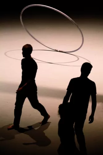 OVER THE CLOUD, spectacle de fin d'études de la 26e promotion du Centre national des arts du cirque/CNAC de Châlons-en-Champagne, mis en scène par Jérôme Thomas