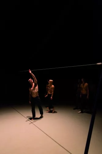 OVER THE CLOUD, spectacle de fin d'études de la 26e promotion du Centre national des arts du cirque/CNAC de Châlons-en-Champagne, mis en scène par Jérôme Thomas