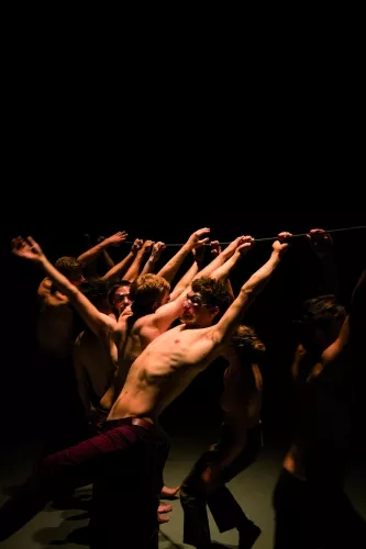 OVER THE CLOUD, spectacle de fin d'études de la 26e promotion du Centre national des arts du cirque/CNAC de Châlons-en-Champagne, mis en scène par Jérôme Thomas