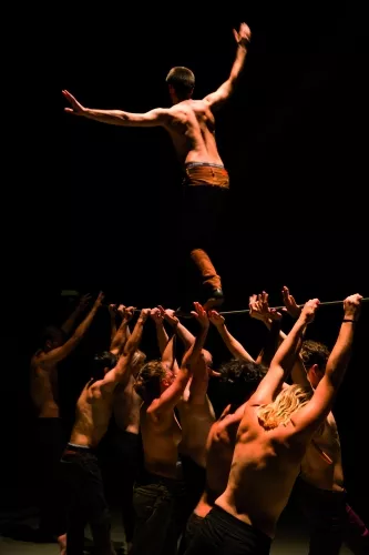 OVER THE CLOUD, spectacle de fin d'études de la 26e promotion du Centre national des arts du cirque/CNAC de Châlons-en-Champagne, mis en scène par Jérôme Thomas