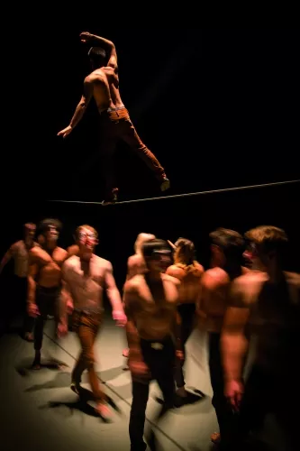 OVER THE CLOUD, spectacle de fin d'études de la 26e promotion du Centre national des arts du cirque/CNAC de Châlons-en-Champagne, mis en scène par Jérôme Thomas