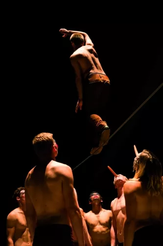 OVER THE CLOUD, spectacle de fin d'études de la 26e promotion du Centre national des arts du cirque/CNAC de Châlons-en-Champagne, mis en scène par Jérôme Thomas