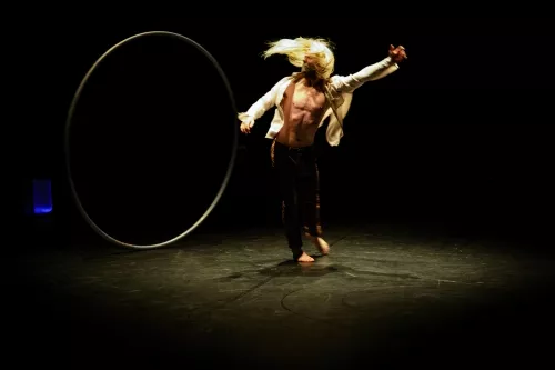 OVER THE CLOUD, spectacle de fin d'études de la 26e promotion du Centre national des arts du cirque/CNAC de Châlons-en-Champagne, mis en scène par Jérôme Thomas