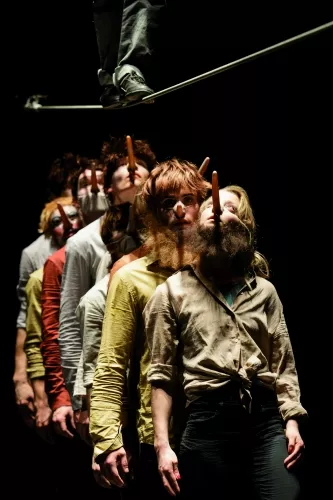 OVER THE CLOUD, spectacle de fin d'études de la 26e promotion du Centre national des arts du cirque/CNAC de Châlons-en-Champagne, mis en scène par Jérôme Thomas