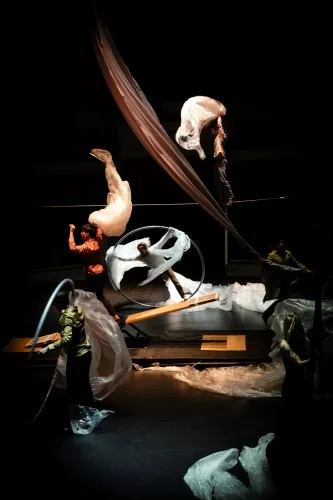 OVER THE CLOUD, spectacle de fin d'études de la 26e promotion du Centre national des arts du cirque/CNAC de Châlons-en-Champagne, mis en scène par Jérôme Thomas