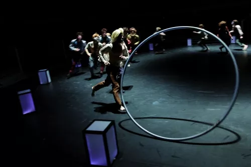 OVER THE CLOUD, spectacle de fin d'études de la 26e promotion du Centre national des arts du cirque/CNAC de Châlons-en-Champagne, mis en scène par Jérôme Thomas