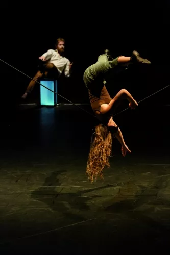 OVER THE CLOUD, spectacle de fin d'études de la 26e promotion du Centre national des arts du cirque/CNAC de Châlons-en-Champagne, mis en scène par Jérôme Thomas