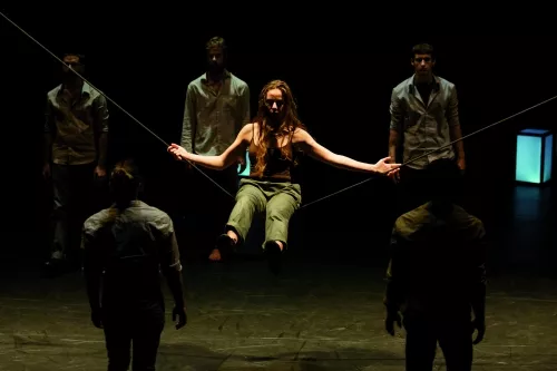 OVER THE CLOUD, spectacle de fin d'études de la 26e promotion du Centre national des arts du cirque/CNAC de Châlons-en-Champagne, mis en scène par Jérôme Thomas