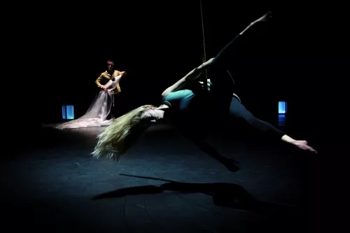 OVER THE CLOUD, spectacle de fin d'études de la 26e promotion du Centre national des arts du cirque/CNAC de Châlons-en-Champagne, mis en scène par Jérôme Thomas