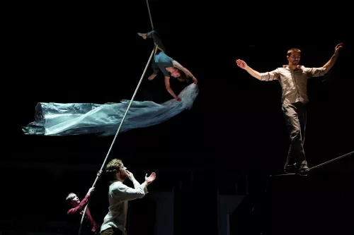 OVER THE CLOUD, spectacle de fin d'études de la 26e promotion du Centre national des arts du cirque/CNAC de Châlons-en-Champagne, mis en scène par Jérôme Thomas