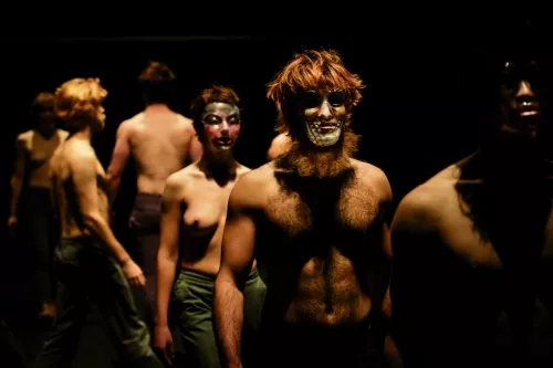 OVER THE CLOUD, spectacle de fin d'études de la 26e promotion du Centre national des arts du cirque/CNAC de Châlons-en-Champagne, mis en scène par Jérôme Thomas