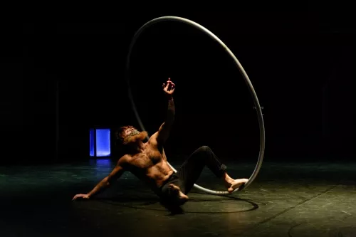 OVER THE CLOUD, spectacle de fin d'études de la 26e promotion du Centre national des arts du cirque/CNAC de Châlons-en-Champagne, mis en scène par Jérôme Thomas