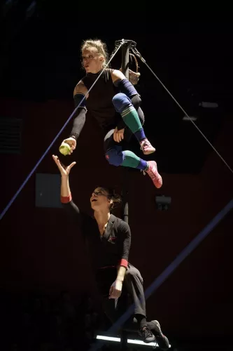 AVEC VUE SUR LA PISTE, spectacle de fin d'études de la 27e promotion du Centre national des arts du cirque/CNAC de Châlons-en-Champagne, mis en scène par Alain Reynaud