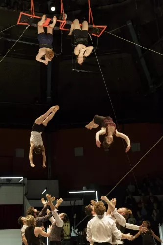 AVEC VUE SUR LA PISTE, spectacle de fin d'études de la 27e promotion du Centre national des arts du cirque/CNAC de Châlons-en-Champagne, mis en scène par Alain Reynaud