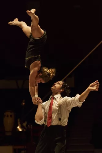 AVEC VUE SUR LA PISTE, spectacle de fin d'études de la 27e promotion du Centre national des arts du cirque/CNAC de Châlons-en-Champagne, mis en scène par Alain Reynaud