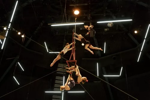 AVEC VUE SUR LA PISTE, spectacle de fin d'études de la 27e promotion du Centre national des arts du cirque/CNAC de Châlons-en-Champagne, mis en scène par Alain Reynaud