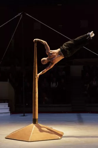 AVEC VUE SUR LA PISTE, spectacle de fin d'études de la 27e promotion du Centre national des arts du cirque/CNAC de Châlons-en-Champagne, mis en scène par Alain Reynaud