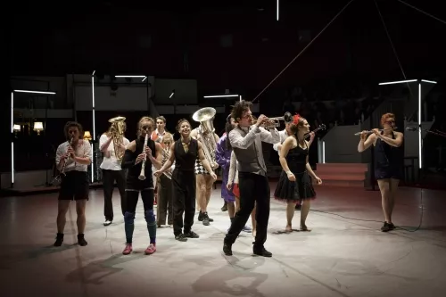 AVEC VUE SUR LA PISTE, spectacle de fin d'études de la 27e promotion du Centre national des arts du cirque/CNAC de Châlons-en-Champagne, mis en scène par Alain Reynaud