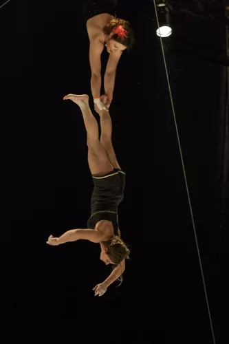 AVEC VUE SUR LA PISTE, spectacle de fin d'études de la 27e promotion du Centre national des arts du cirque/CNAC de Châlons-en-Champagne, mis en scène par Alain Reynaud