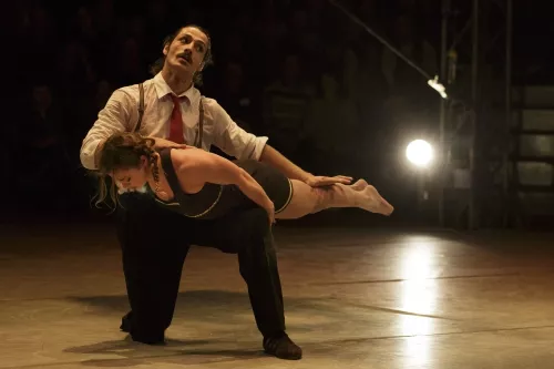 AVEC VUE SUR LA PISTE, spectacle de fin d'études de la 27e promotion du Centre national des arts du cirque/CNAC de Châlons-en-Champagne, mis en scène par Alain Reynaud