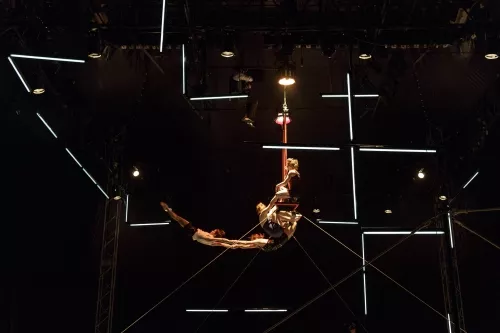 AVEC VUE SUR LA PISTE, spectacle de fin d'études de la 27e promotion du Centre national des arts du cirque/CNAC de Châlons-en-Champagne, mis en scène par Alain Reynaud