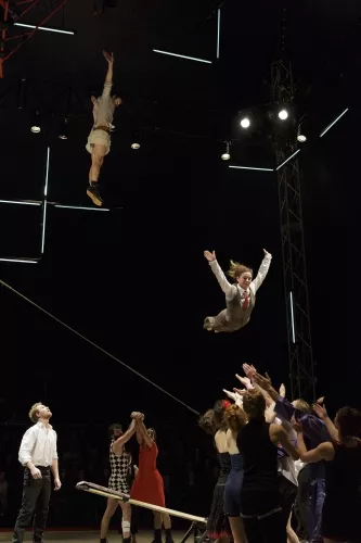 AVEC VUE SUR LA PISTE, spectacle de fin d'études de la 27e promotion du Centre national des arts du cirque/CNAC de Châlons-en-Champagne, mis en scène par Alain Reynaud