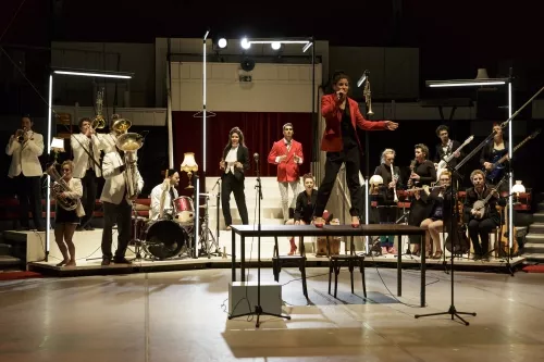 AVEC VUE SUR LA PISTE, spectacle de fin d'études de la 27e promotion du Centre national des arts du cirque/CNAC de Châlons-en-Champagne, mis en scène par Alain Reynaud