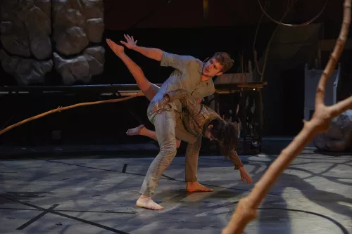 VANAVARA, spectacle de fin d'études de la 28e promotion du Centre national des arts du cirque/CNAC de Châlons-en-Champagne, mis en scène par Gaëtan Levèque / Collectif AOC