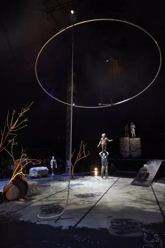 VANAVARA, spectacle de fin d'études de la 28e promotion du Centre national des arts du cirque/CNAC de Châlons-en-Champagne, mis en scène par Gaëtan Levèque / Collectif AOC