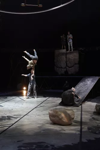 VANAVARA, spectacle de fin d'études de la 28e promotion du Centre national des arts du cirque/CNAC de Châlons-en-Champagne, mis en scène par Gaëtan Levèque / Collectif AOC