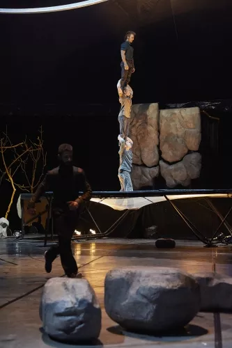 VANAVARA, spectacle de fin d'études de la 28e promotion du Centre national des arts du cirque/CNAC de Châlons-en-Champagne, mis en scène par Gaëtan Levèque / Collectif AOC