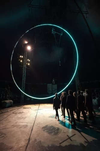 VANAVARA, spectacle de fin d'études de la 28e promotion du Centre national des arts du cirque/CNAC de Châlons-en-Champagne, mis en scène par Gaëtan Levèque / Collectif AOC