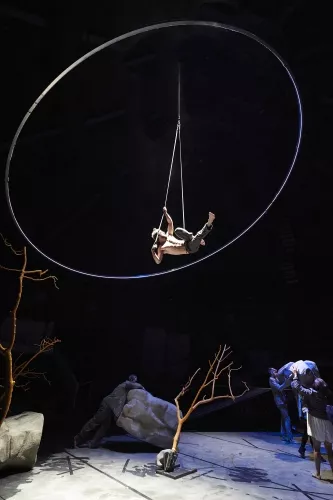VANAVARA, spectacle de fin d'études de la 28e promotion du Centre national des arts du cirque/CNAC de Châlons-en-Champagne, mis en scène par Gaëtan Levèque / Collectif AOC
