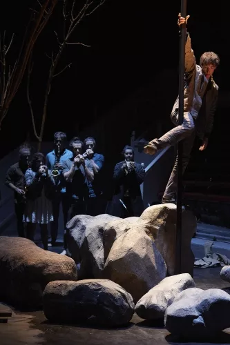 VANAVARA, spectacle de fin d'études de la 28e promotion du Centre national des arts du cirque/CNAC de Châlons-en-Champagne, mis en scène par Gaëtan Levèque / Collectif AOC