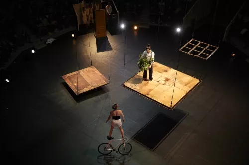 ATELIER 29, spectacle de fin d'études de la 29e promotion du Centre national des arts du cirque/CNAC de Châlons-en-Champagne, mis en scène par Mathurin Bolze / Cie MPTA