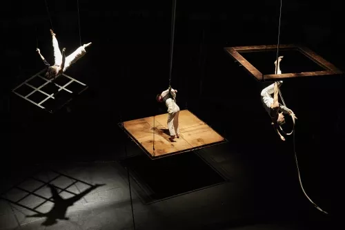 ATELIER 29, spectacle de fin d'études de la 29e promotion du Centre national des arts du cirque/CNAC de Châlons-en-Champagne, mis en scène par Mathurin Bolze / Cie MPTA