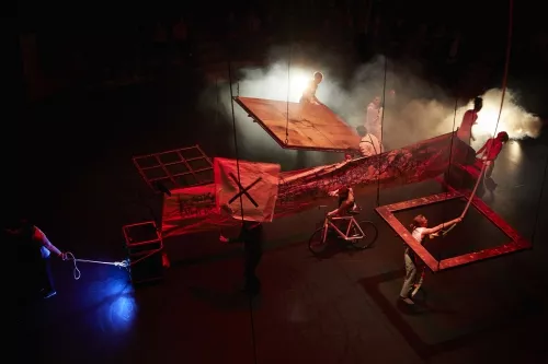 ATELIER 29, spectacle de fin d'études de la 29e promotion du Centre national des arts du cirque/CNAC de Châlons-en-Champagne, mis en scène par Mathurin Bolze / Cie MPTA