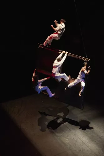 ATELIER 29, spectacle de fin d'études de la 29e promotion du Centre national des arts du cirque/CNAC de Châlons-en-Champagne, mis en scène par Mathurin Bolze / Cie MPTA