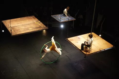 ATELIER 29, spectacle de fin d'études de la 29e promotion du Centre national des arts du cirque/CNAC de Châlons-en-Champagne, mis en scène par Mathurin Bolze / Cie MPTA